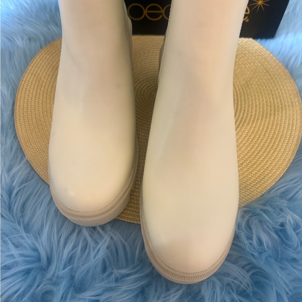 Shoe Dazzle NEW Danilyn Lug Sole
Bootie Faux Leather Cream 10 - Picture 9 of 10